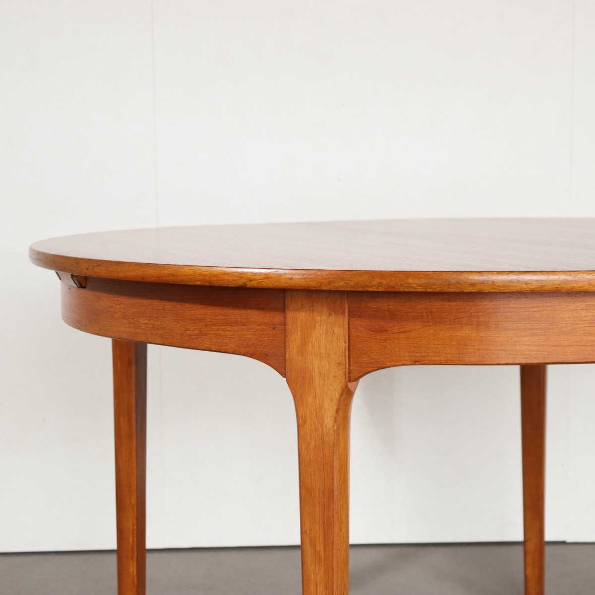 ネイサンNATHANのヴィンテージダイニングテーブル。ラウンド型でチーク材。