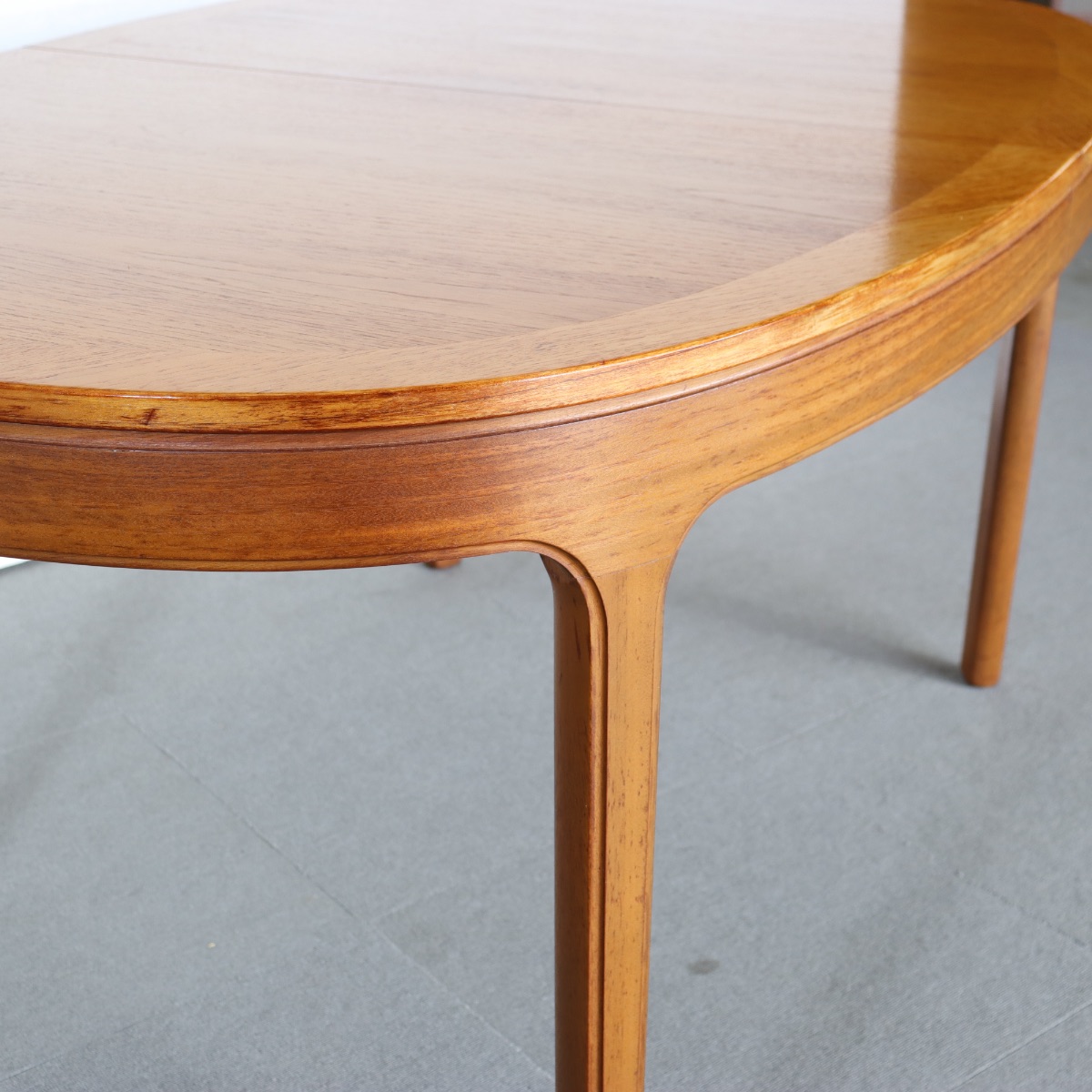 ネイサンNATHAN製オーバル型ダイニングテーブル。チーク材の豊かな木目が魅力の北欧ヴィンテージ。静かに時を重ねた深みがある。