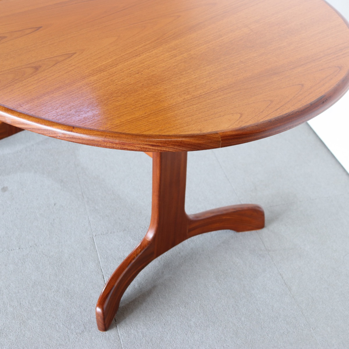 ジープランG-PLANのチーク材オーバル型ダイニングテーブル