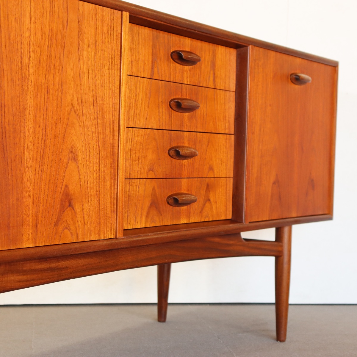 ジープランG-PLANのブラジリアシリーズのサイドボード。深みのあるチーク材の北欧ヴィンテージ。静かな存在感を放つ美しい佇まい。