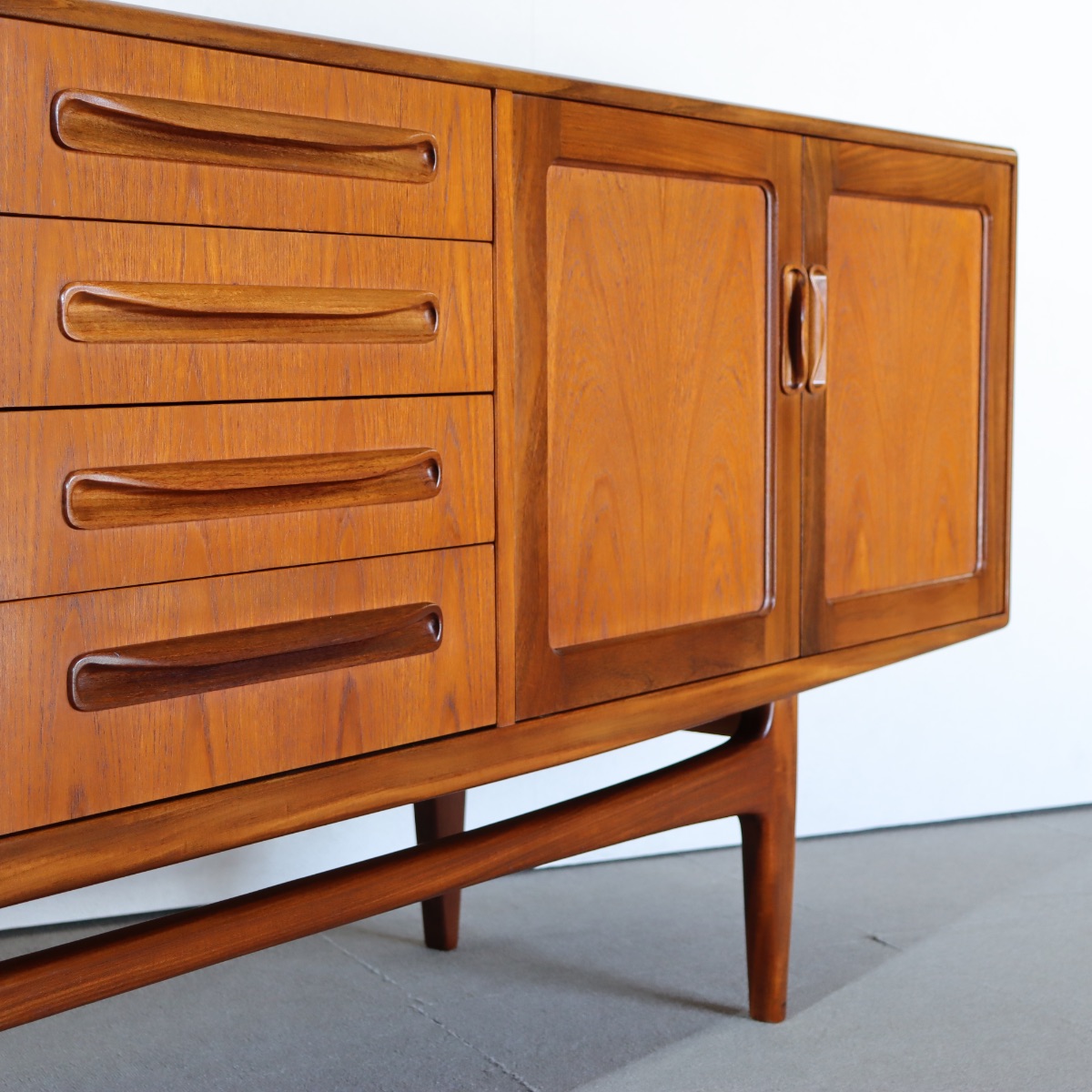 ジープランG-PLAN製サイドボード。通称ロングジョン。