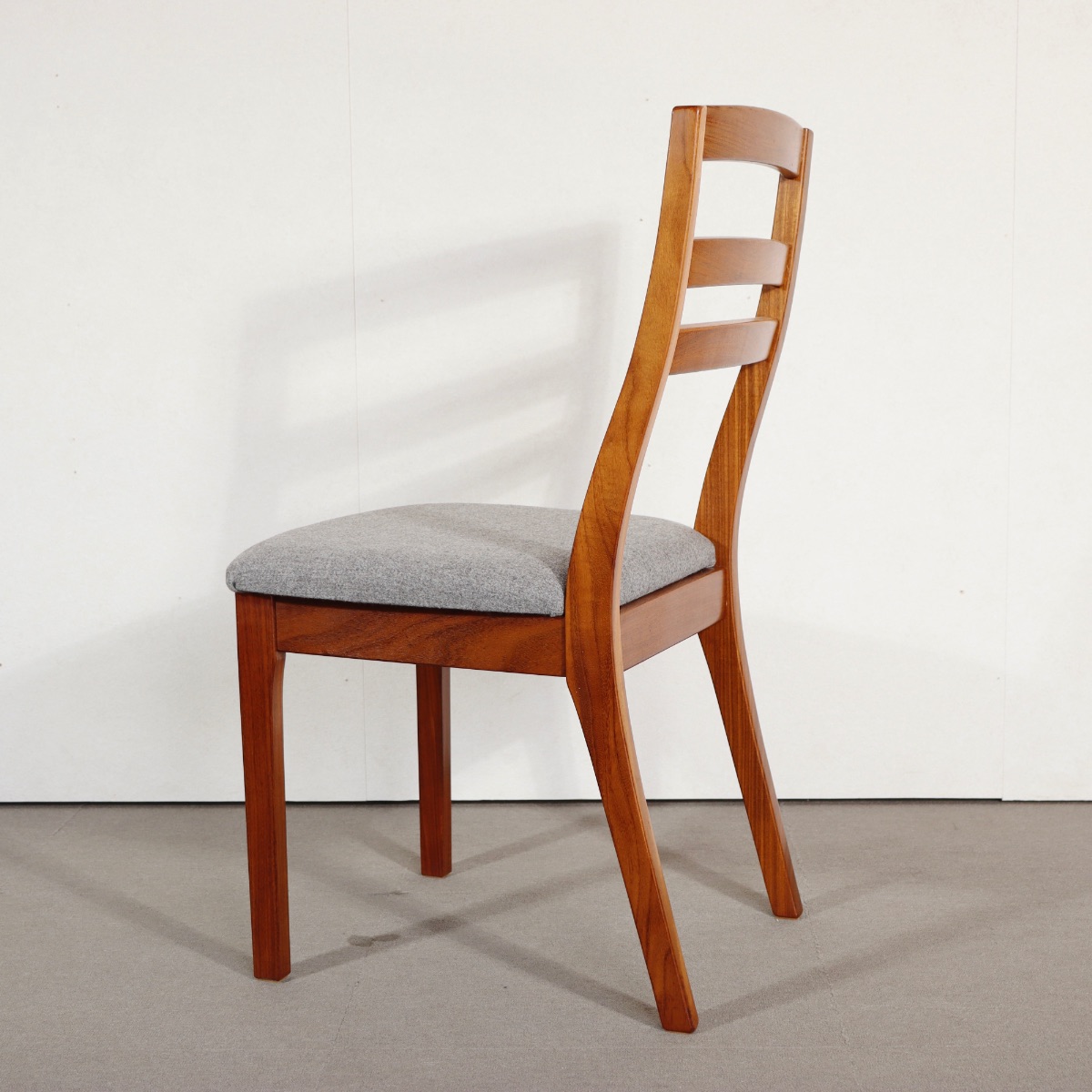 ネイサン製ダイニングチェア。