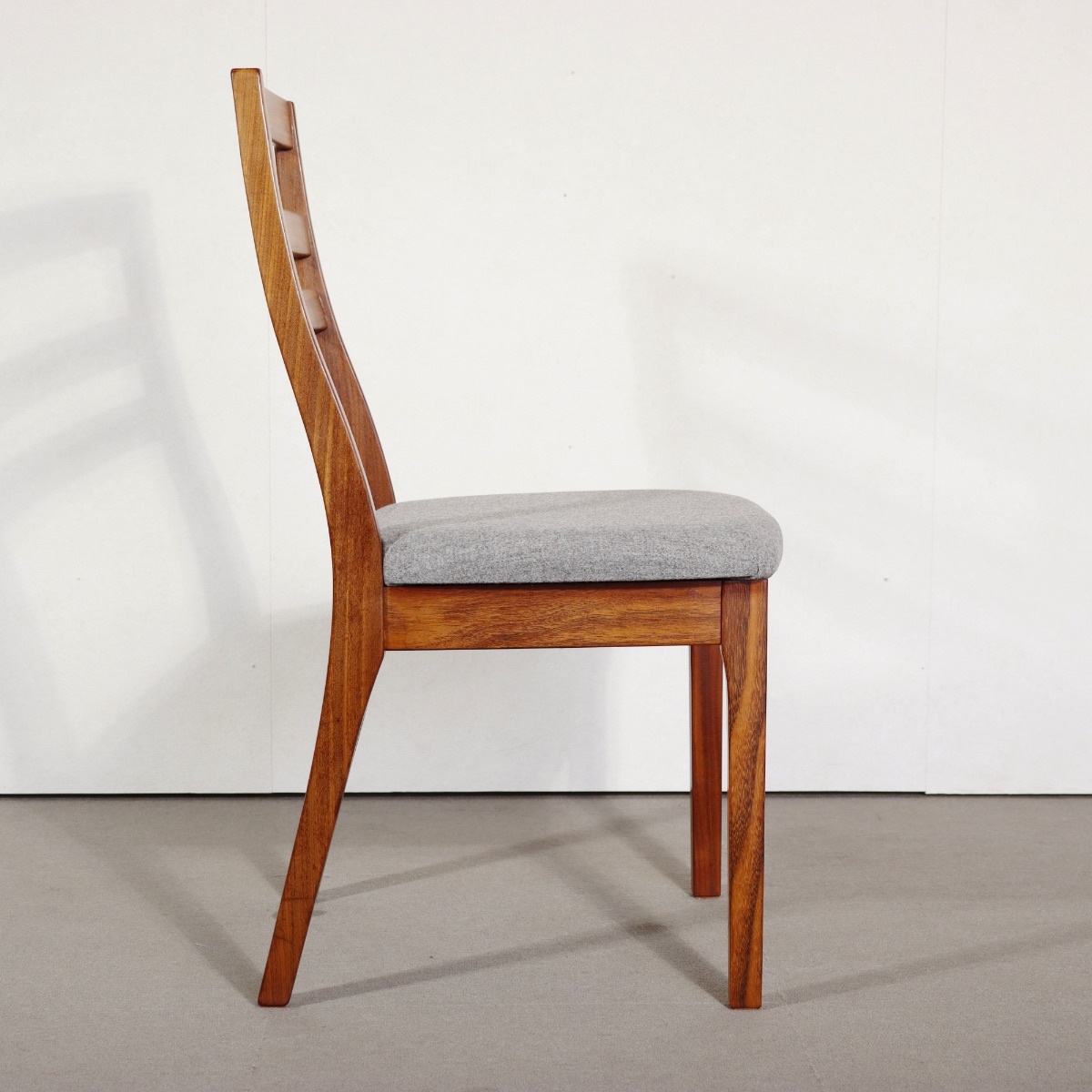 ネイサンNATHAN製ダイニングチェア。