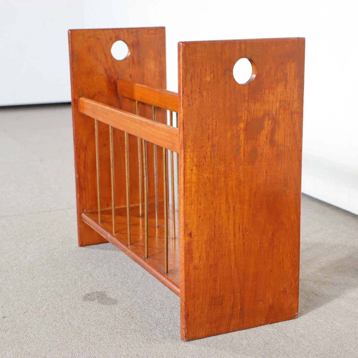 英国ヴィンテージのマガジンラック。ミニマルデザイン。