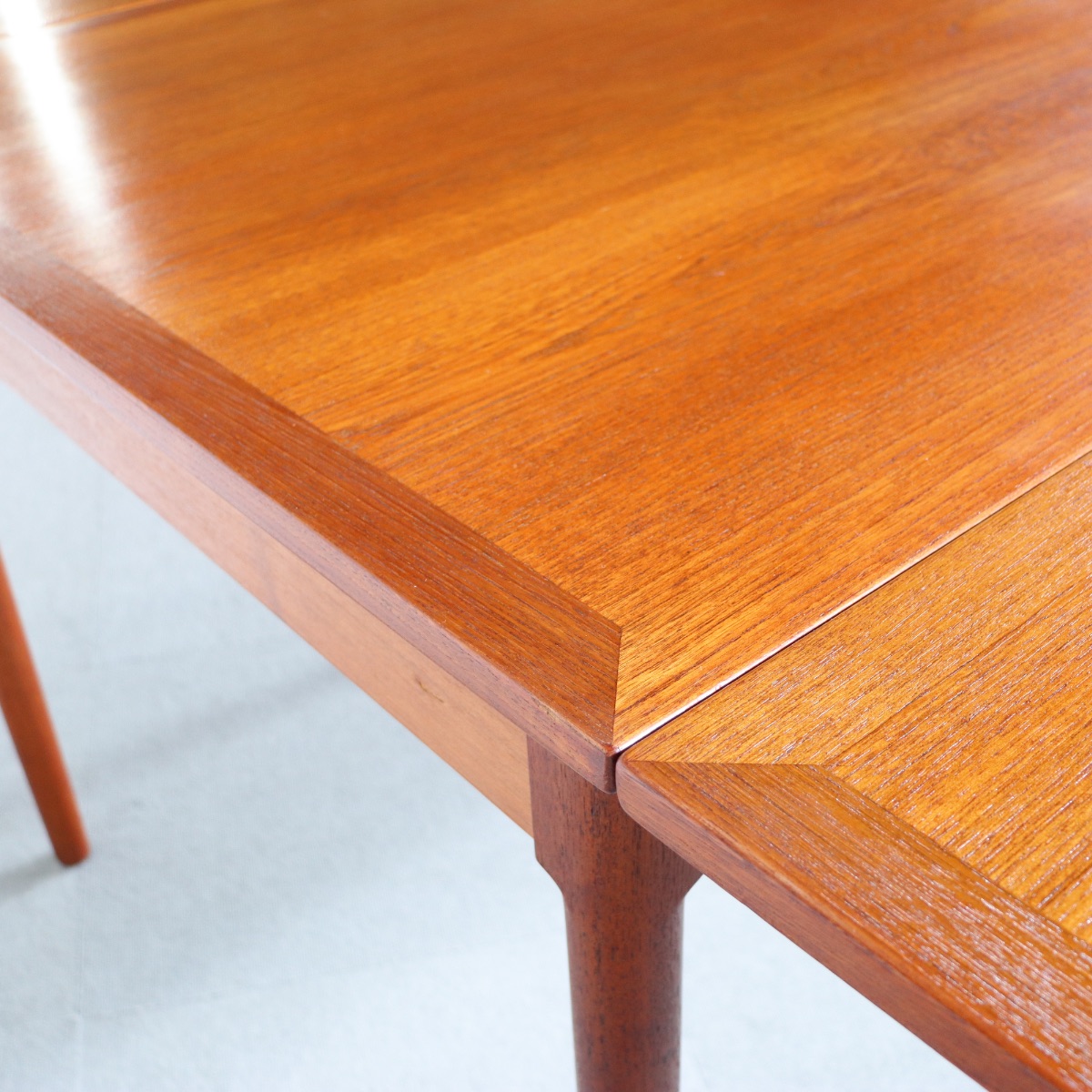 拡張式ダイニングテーブル。