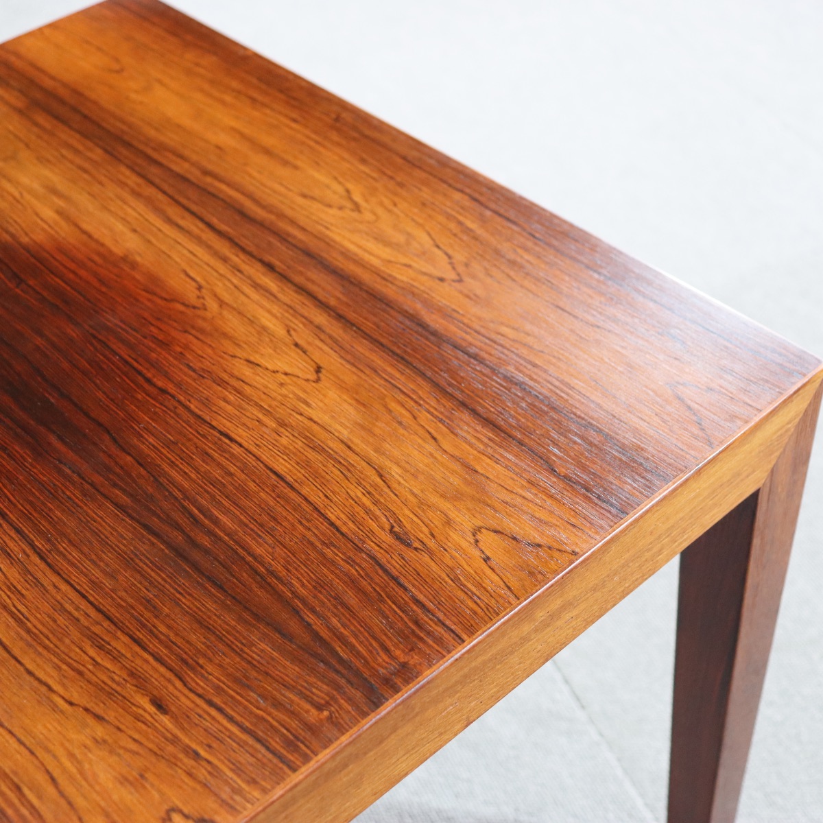 デンマーク製のサイドテーブル。