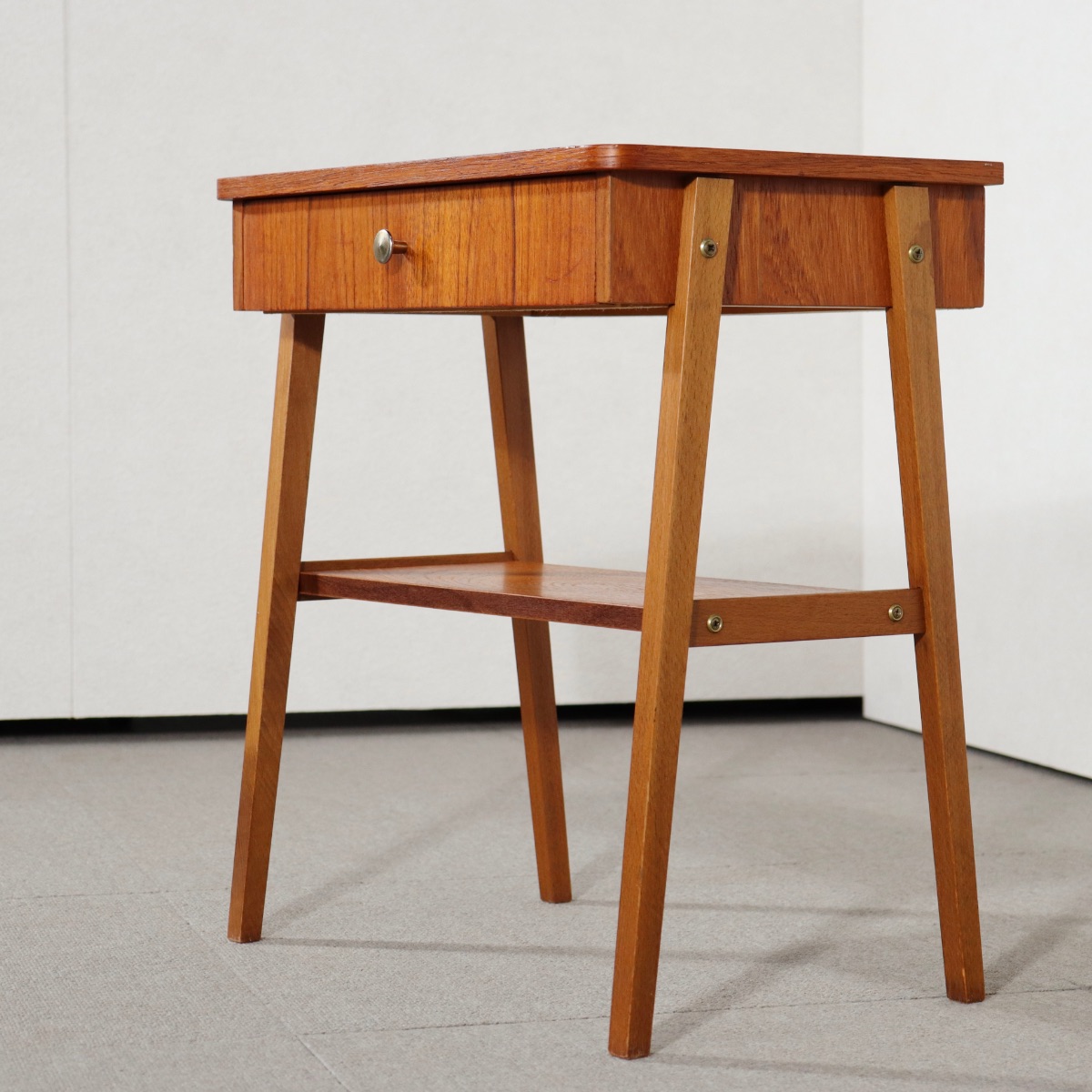 デンマーク製のヴィンテージサイドテーブル。チーク材の深い色合いが美しい北欧ヴィンテージ。空間に品ある温もりを添える一台。