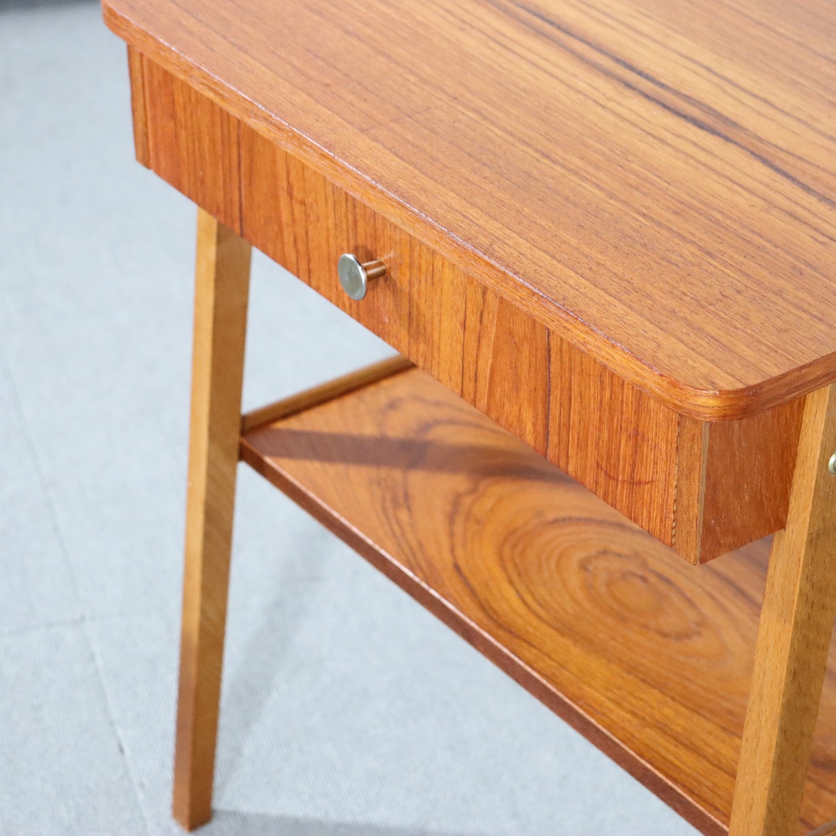 デンマーク製のヴィンテージサイドテーブル。チーク材の深い色合いが美しい北欧ヴィンテージ。空間に品ある温もりを添える一台。