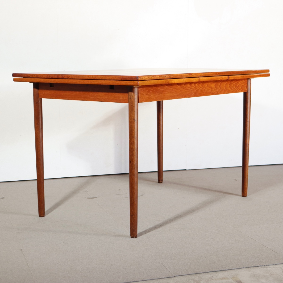 デンマーク製ダイニングテーブル。北欧ヴィンテージ家具のチーク材で落ち着いた表情。