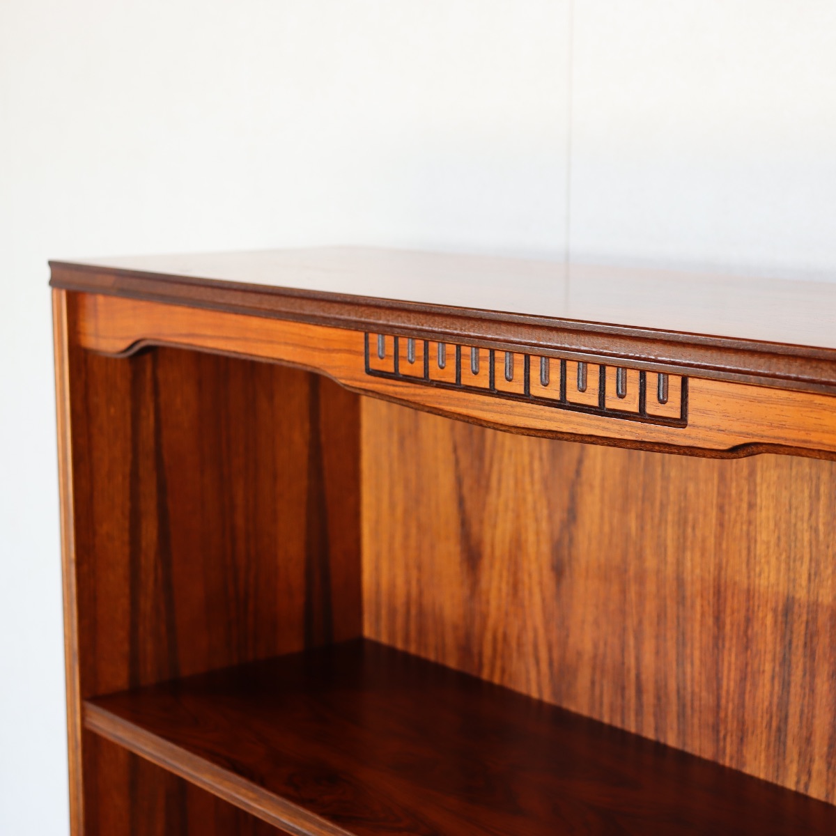 デンマーク製のブックケース。