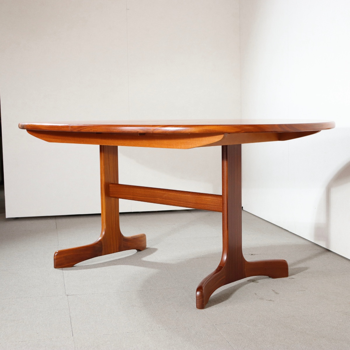 ジープランG-PLANのダイニングテーブル。楕円形。チーク材の落ち着いた色味が空間を整える。