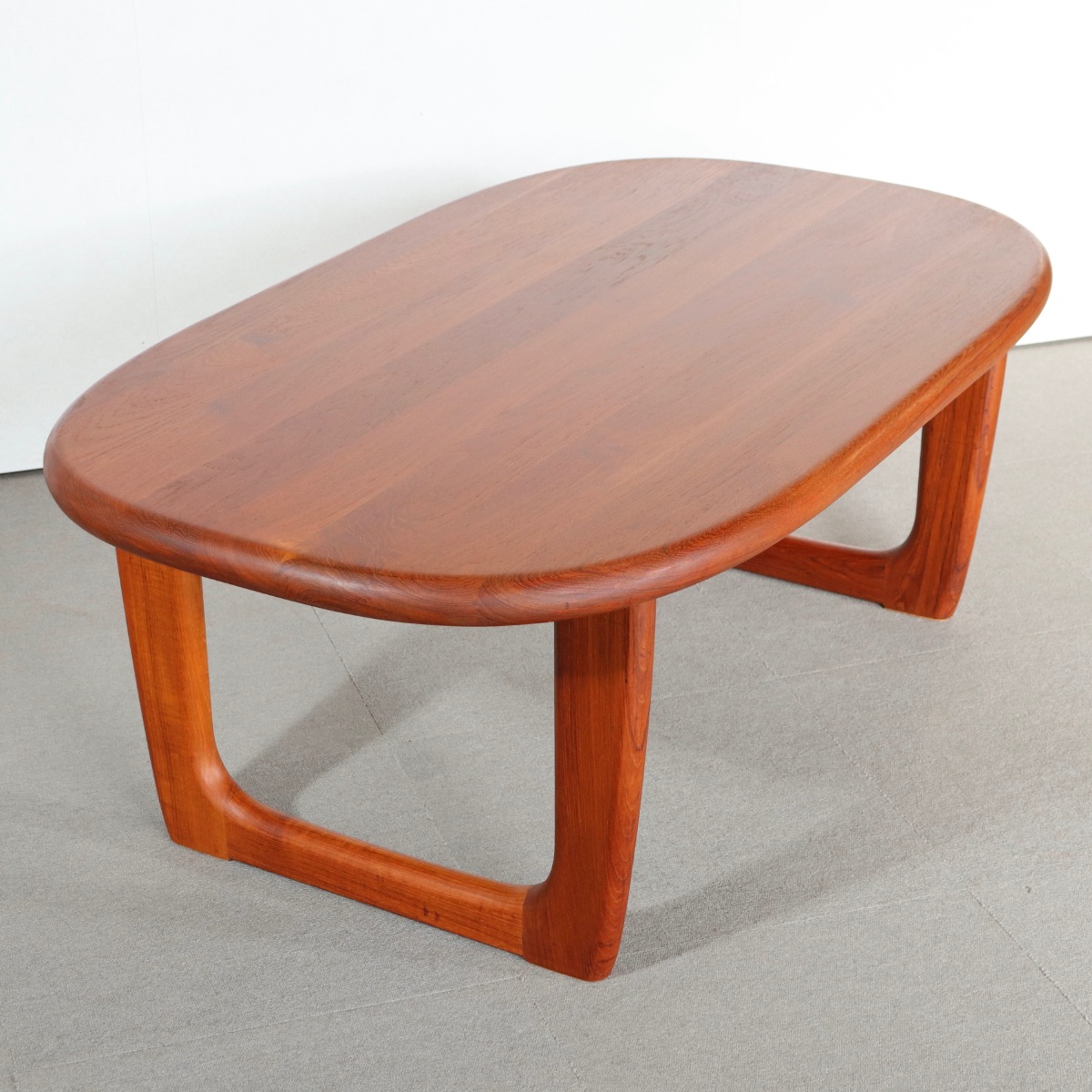 デンマーク製のコーヒーテーブル。柔らかな木肌が魅力のチーク材北欧ヴィンテージ。日常に穏やかな艶を添える。