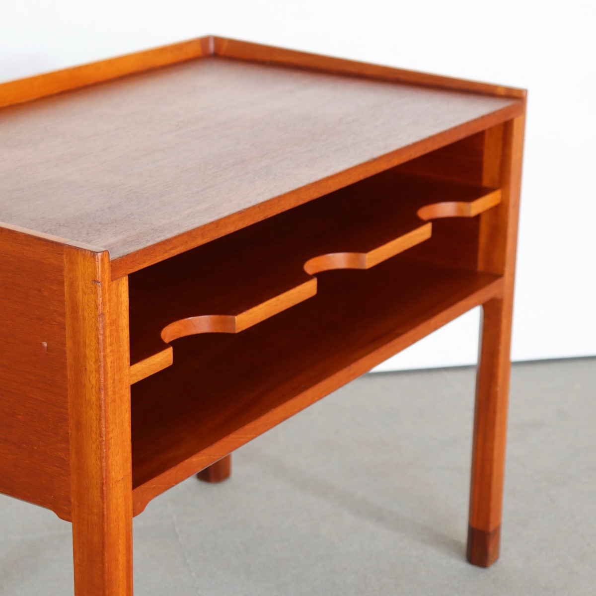 デンマーク製のサイドテーブル。 チーク材の木目が醸す表情が美しい北欧ヴィンテージ。上質な空気を纏う一点。