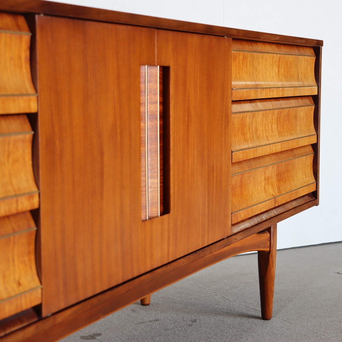 エリオッツオブニューベリーのサイドボード。チーク材の深い色味が魅力の北欧ヴィンテージ。時間を感じる佇まい。