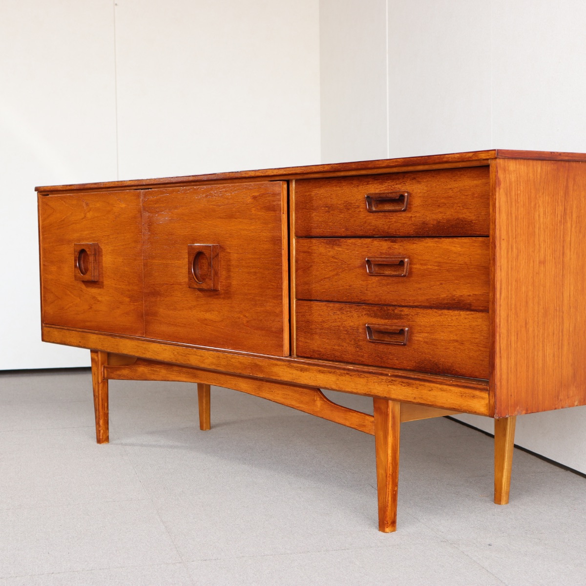 英国ヴィンテージのサイドボード