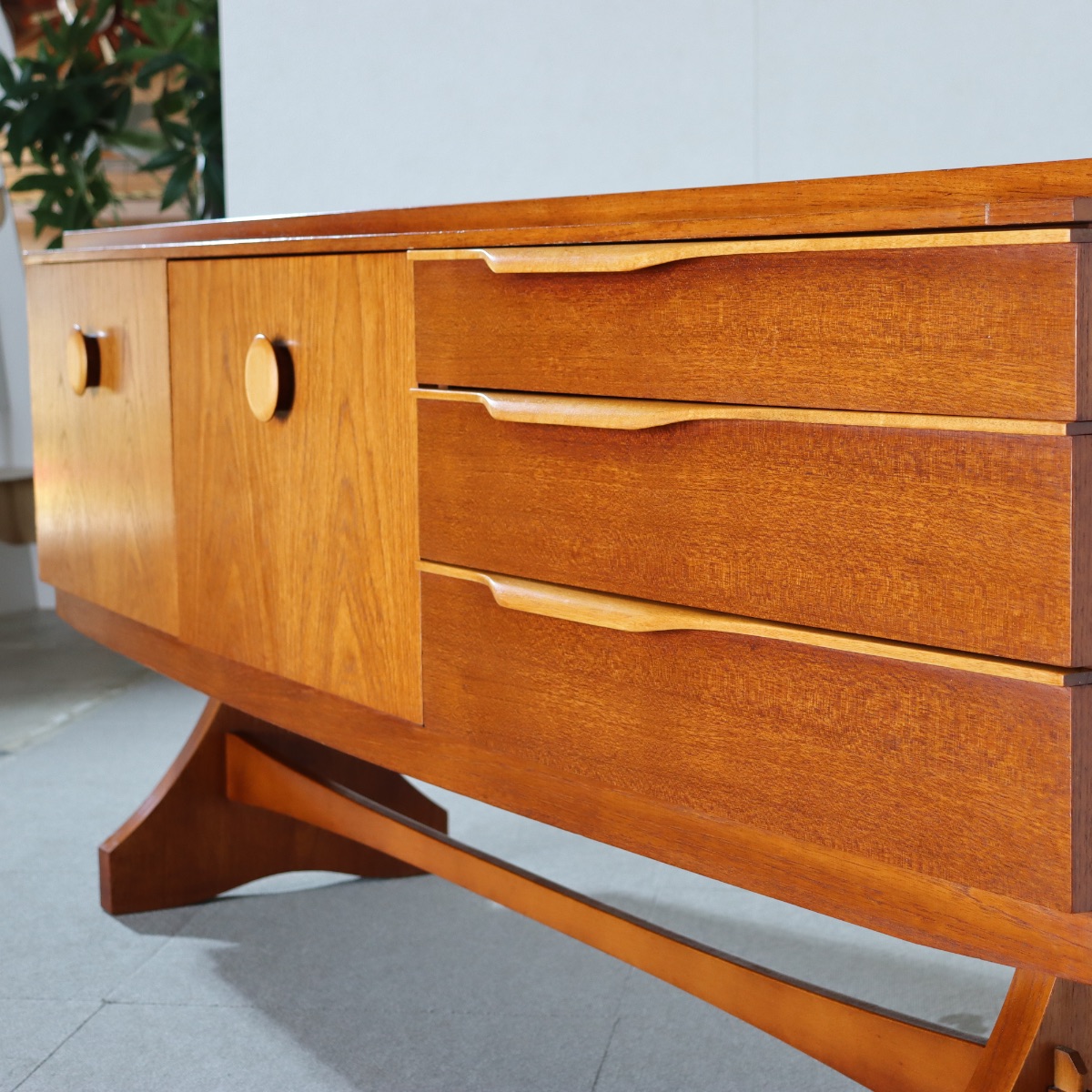 ビューティリティbeautilityサイドボード。チーク材の木目が穏やかに浮かぶ北欧ヴィンテージ。上質な一台。