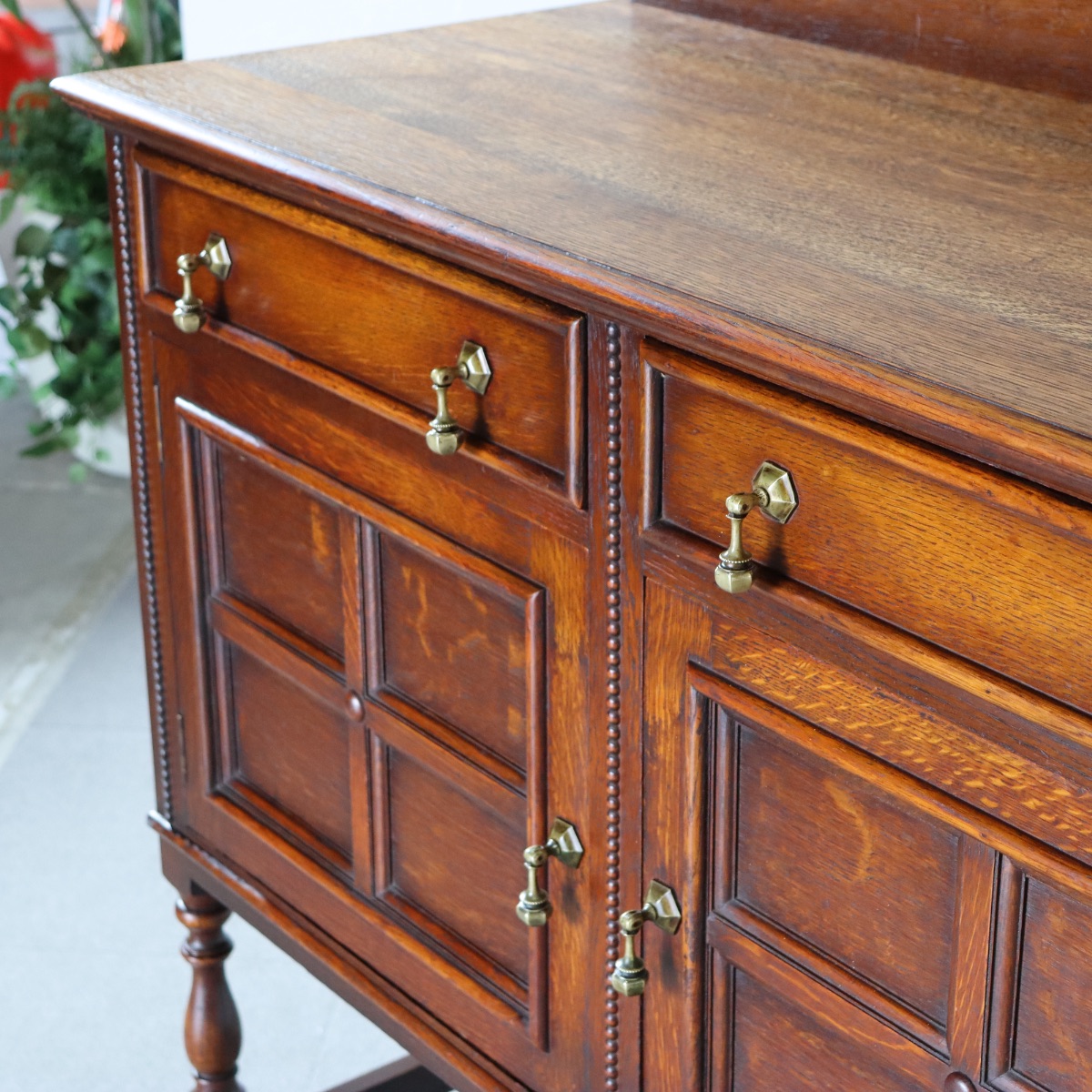 1930年代のサイドボード。オーク材の木目が静かな印象。