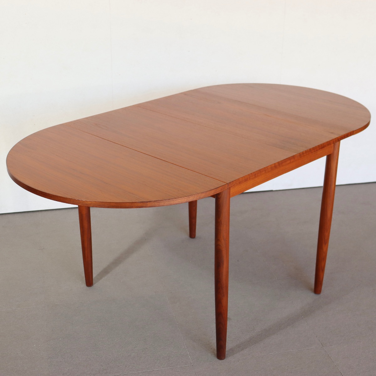 デンマーク製拡張式ダイニングテーブル。チーク材の木目が美しい北欧ヴィンテージ。時を重ねても輝きを失わない上質な一台。