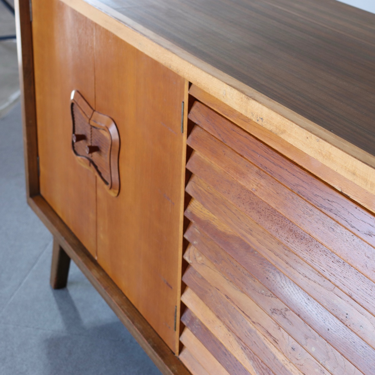 １９５０年代製サイドボード。オーク材の上品な木目が印象的なヴィンテージ。静かに時を刻む美しい家具。