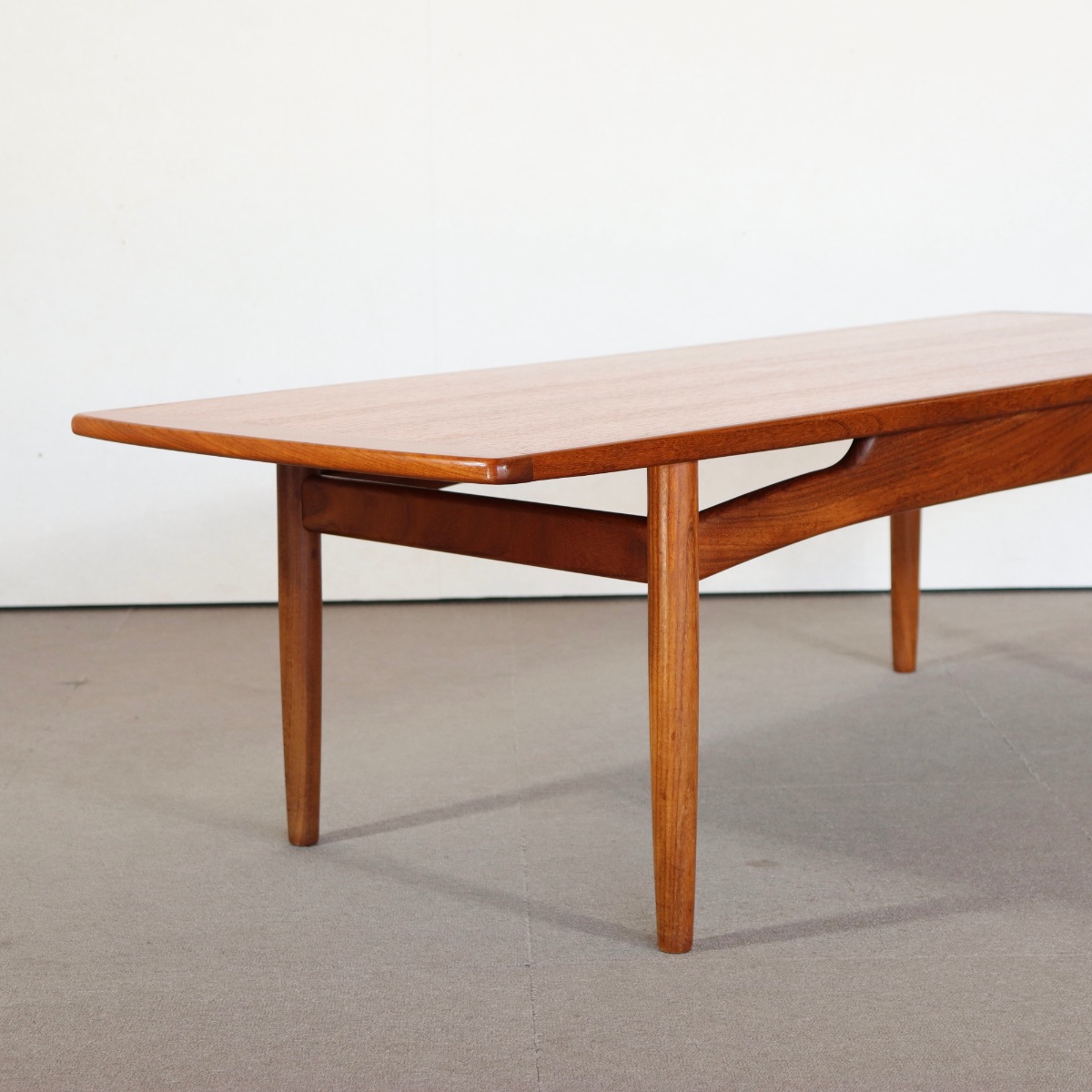 ジープランG-PLANのコーヒーテーブル。自然な経年の艶が魅力の北欧ヴィンテージ。チーク材の美しさを素直に味わえる一台。