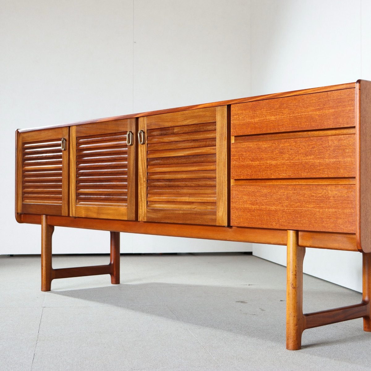 マッキントッシュのサイドボード。深みある艶を纏うチーク材北欧ヴィンテージ。落ち着いた美しさ。