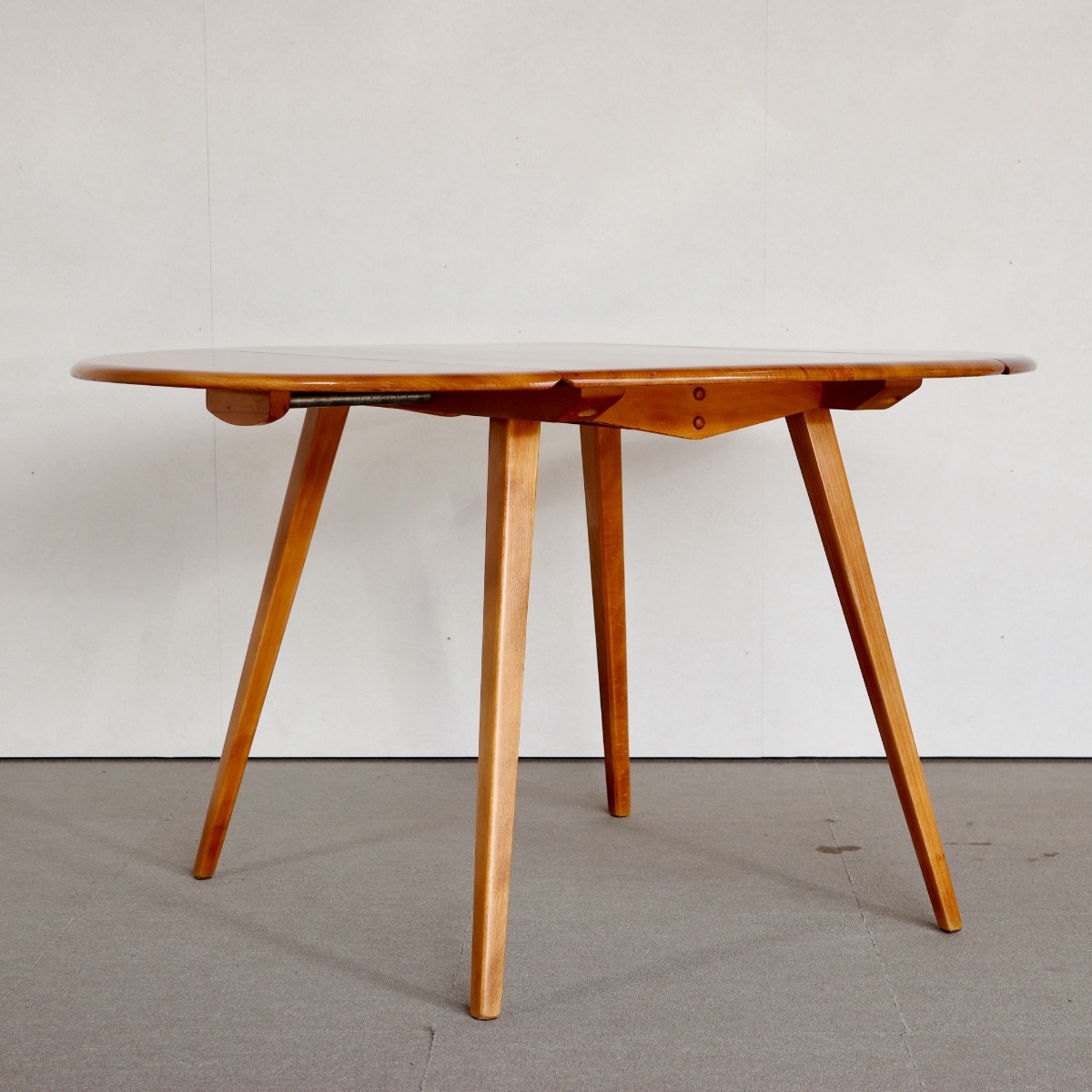 アーコールのダイニングテーブル。 木の質感が心地よい北欧ヴィンテージ。穏やかな佇まい。