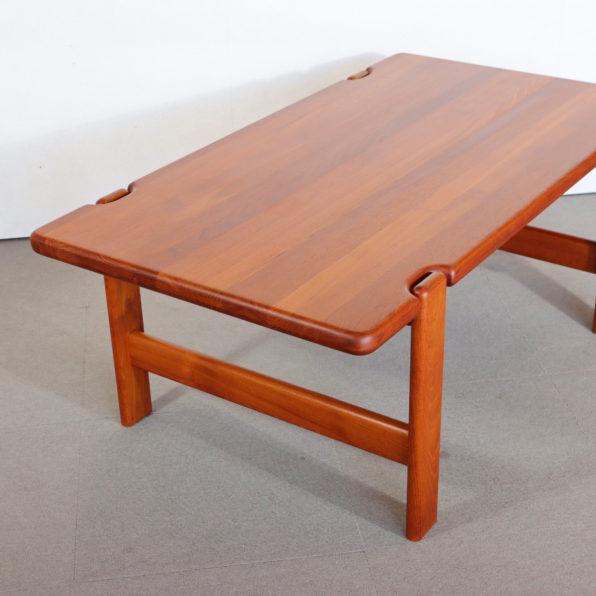 デンマーク製コーヒーテーブル。穏やかなチークの木目が美しい北欧ヴィンテージ。時間が磨いた艶が印象的。