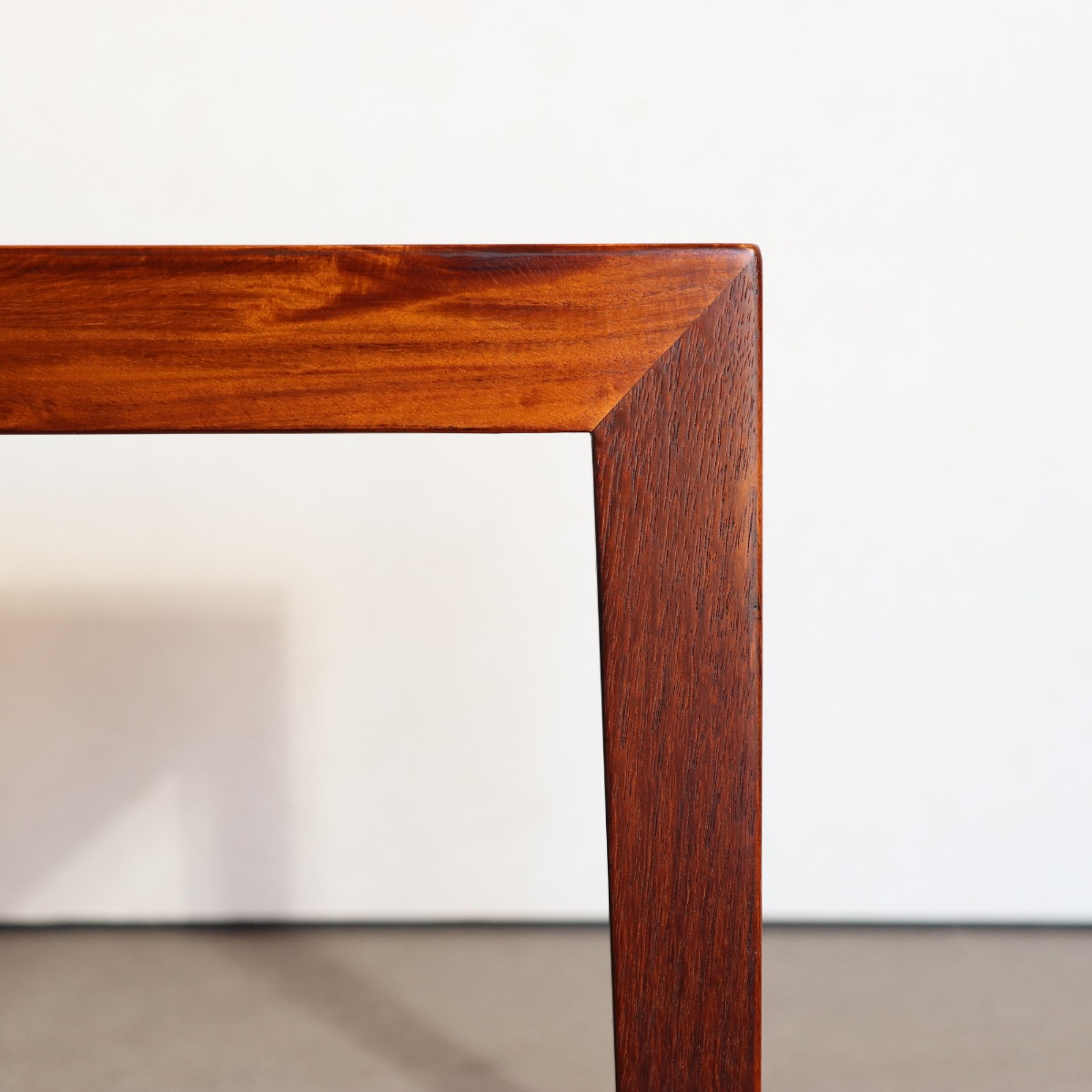 デンマーク製コーヒーテーブル。チーク材の木目が織りなす表情が魅力の北欧ヴィンテージ。経年の味わいを楽しめる。
