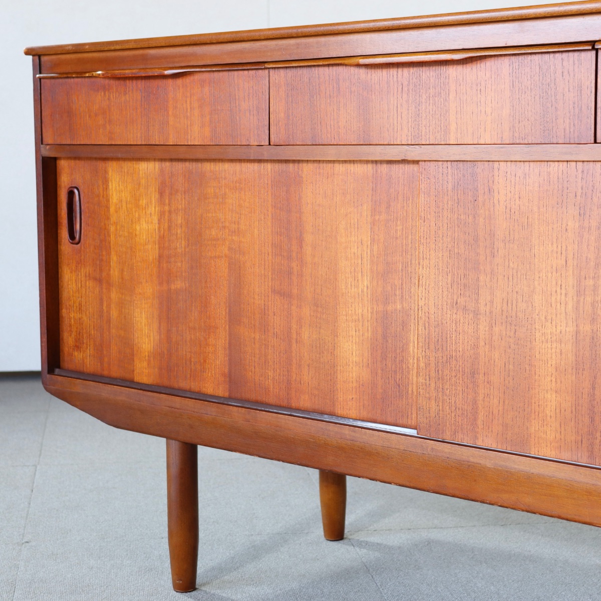 サイドボード。チーク材の木目がやさしく映える北欧ヴィンテージ。品のある空気感。