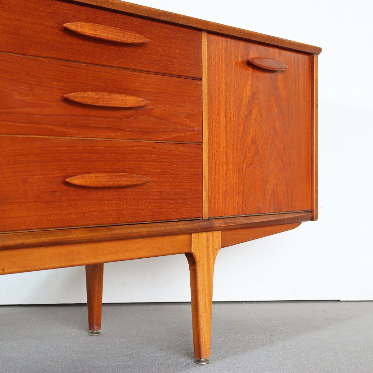 ジェンティークサイドボード。チーク材の深みある艶が印象的なヴィンテージ。価値を感じる仕上がり。