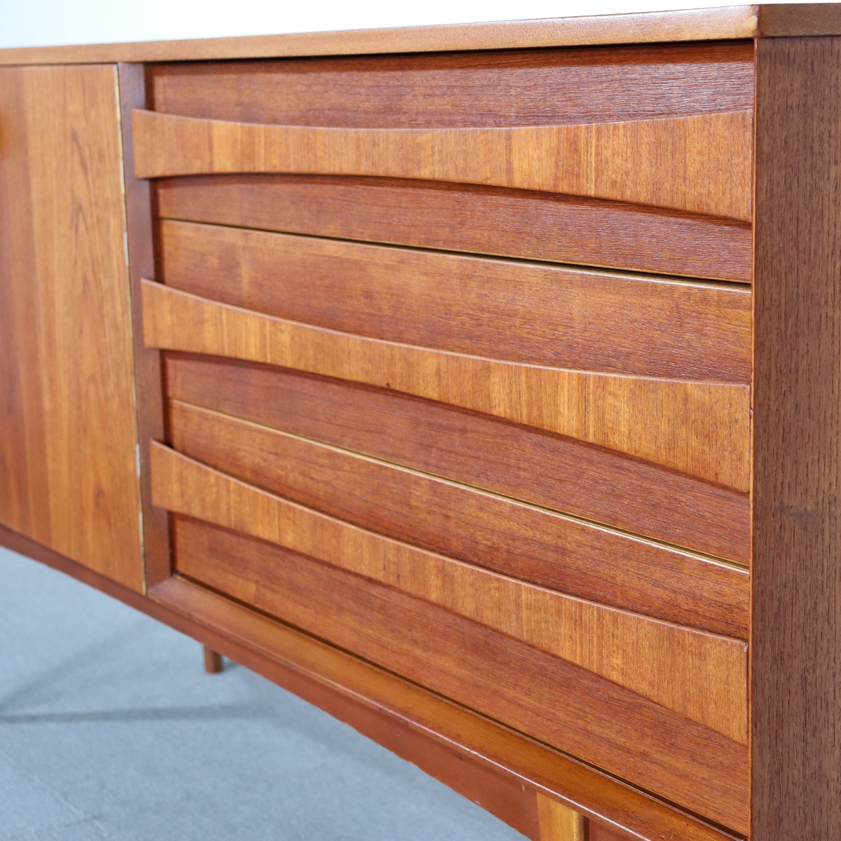 リーバス製サイドボード。チーク材の美しい木目が際立つヴィンテージ家具。空間の主役になる上質な一台。