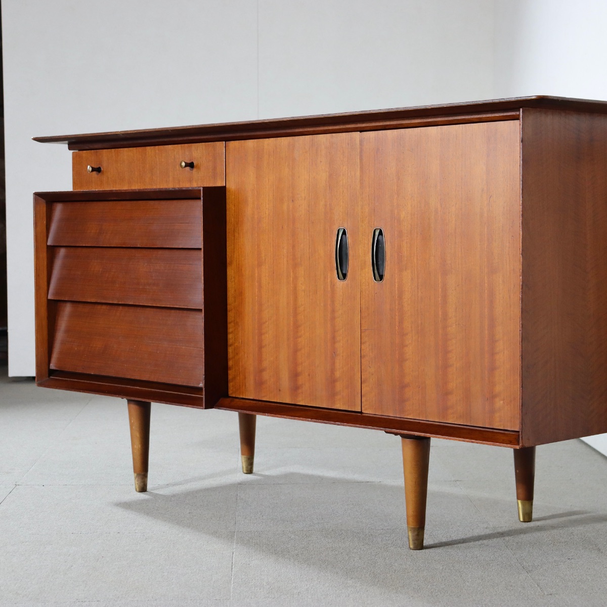 サイドボード。チーク材の木目が豊かなヴィンテージ。高級感漂う佇まい。