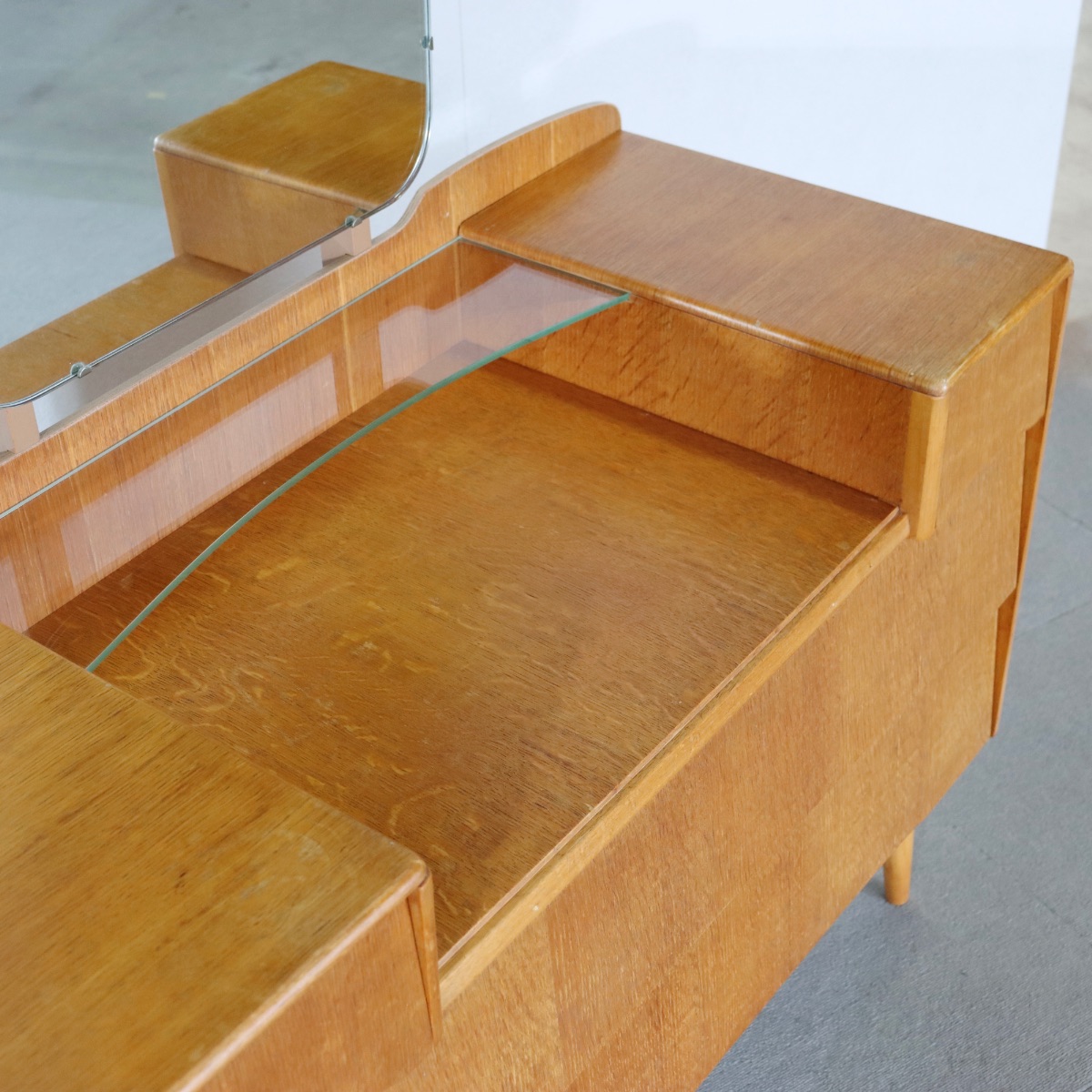 英国ヴィンテージのドレッサー。オークの木目が奏でるリズムが美しい北欧ヴィンテージ。穏やかな空気を漂わせる。