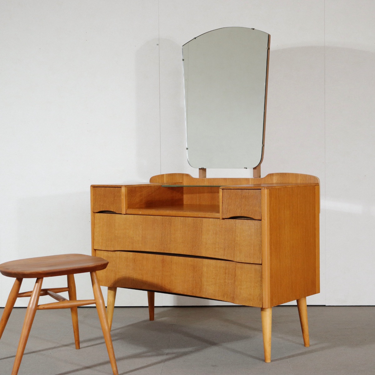 英国ヴィンテージのドレッサー。オークの木目が奏でるリズムが美しい北欧ヴィンテージ。穏やかな空気を漂わせる。