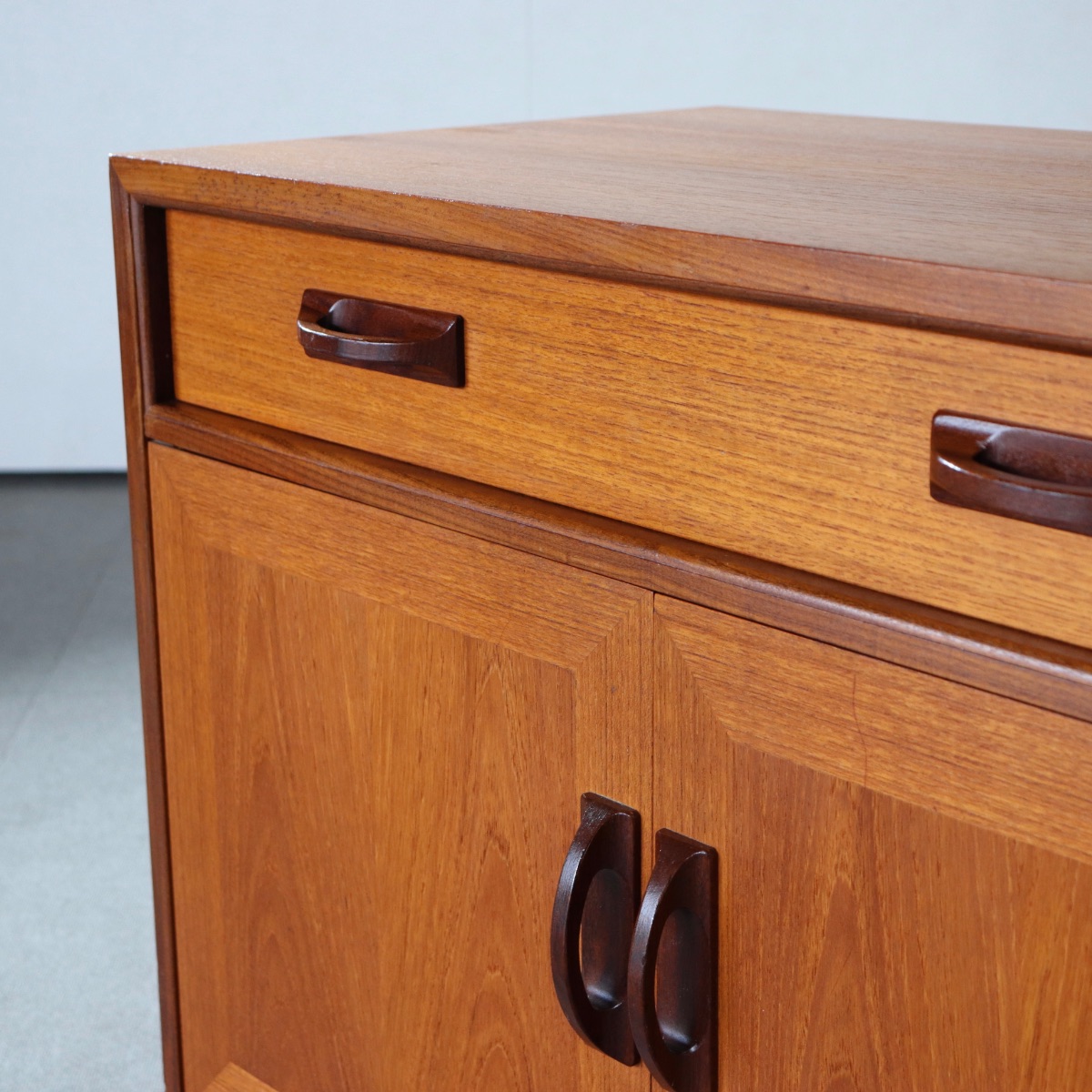 ジープランG-PLANキャビネット。チーク材の穏やかな表情が印象的な北欧ヴィンテージ。静かな一台。