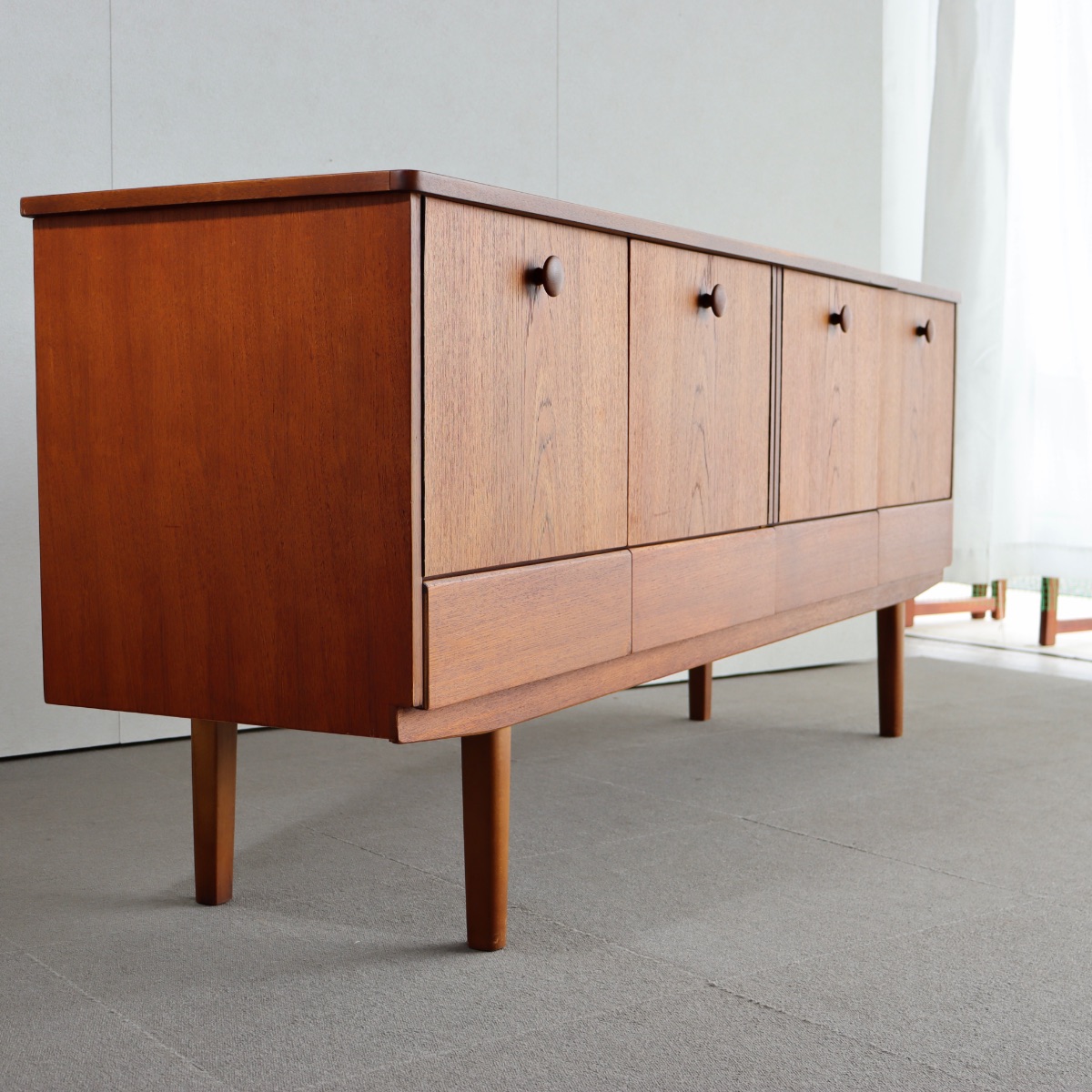 英国ヴィンテージのサイドボード