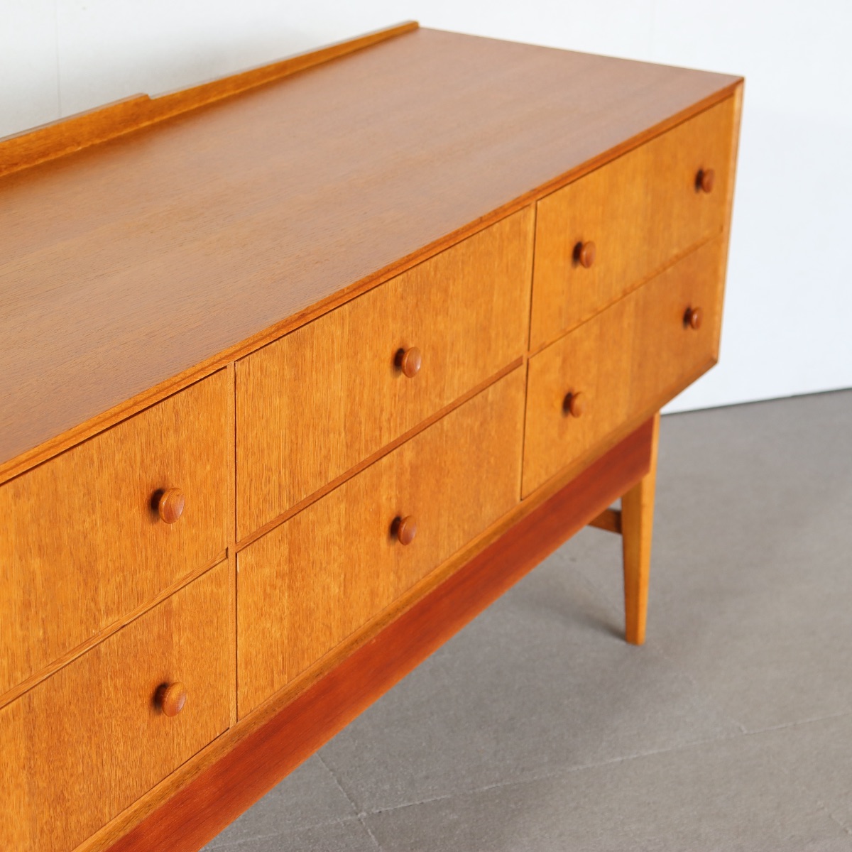 メレデューMEREDEWサイドボード。上質な仕上がりが魅力のヴィンテージ家具。長く愛用できる一台。