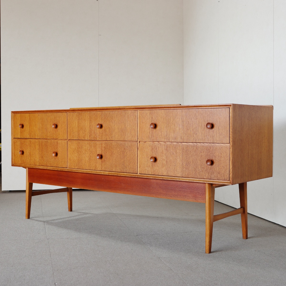 メレデューMEREDEWサイドボード。上質な仕上がりが魅力のヴィンテージ家具。長く愛用できる一台。