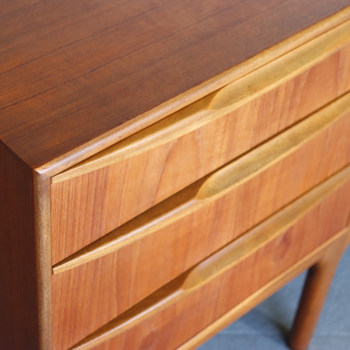 マッキントッシュDunfermlineサイドボード。チーク材の自然な木目が際立つヴィンテージ。洗練された一台。