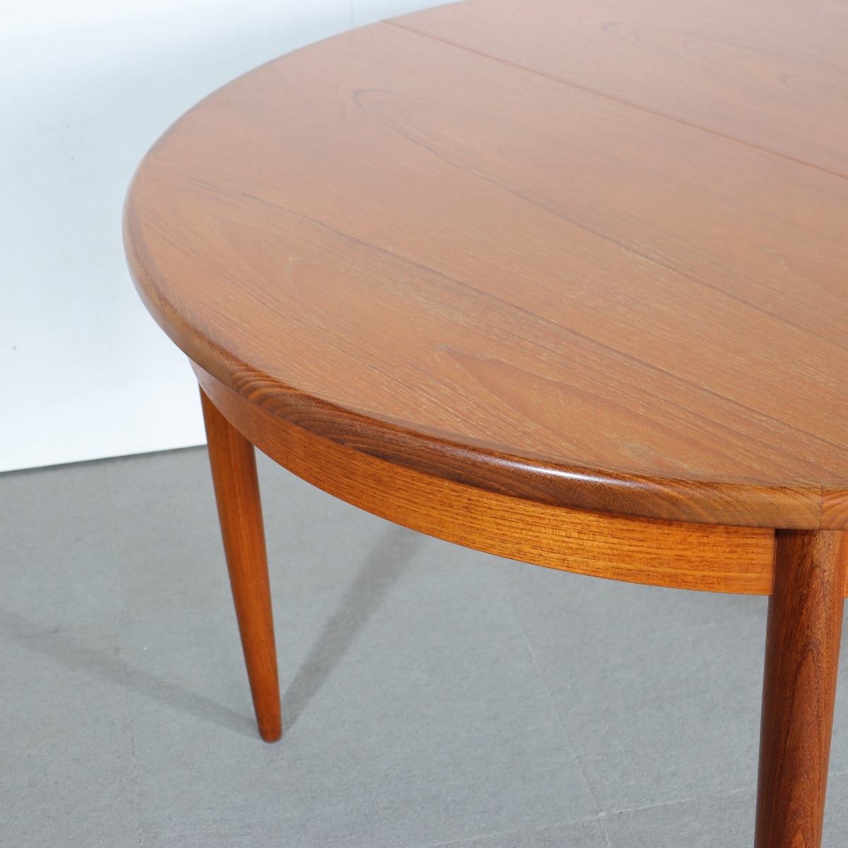 ジープランラウンドダイニングテーブル。チーク材の艶やかな質感が印象的なヴィンテージ。上質な存在感。