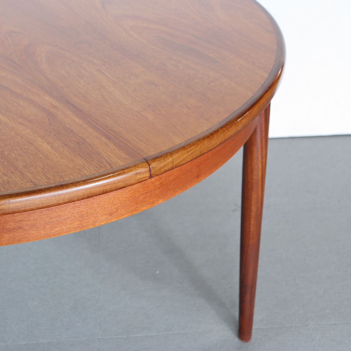 ジープランラウンドダイニングテーブル。チーク材の美しい木目が空間を引き立てるヴィンテージ。価値ある一台。