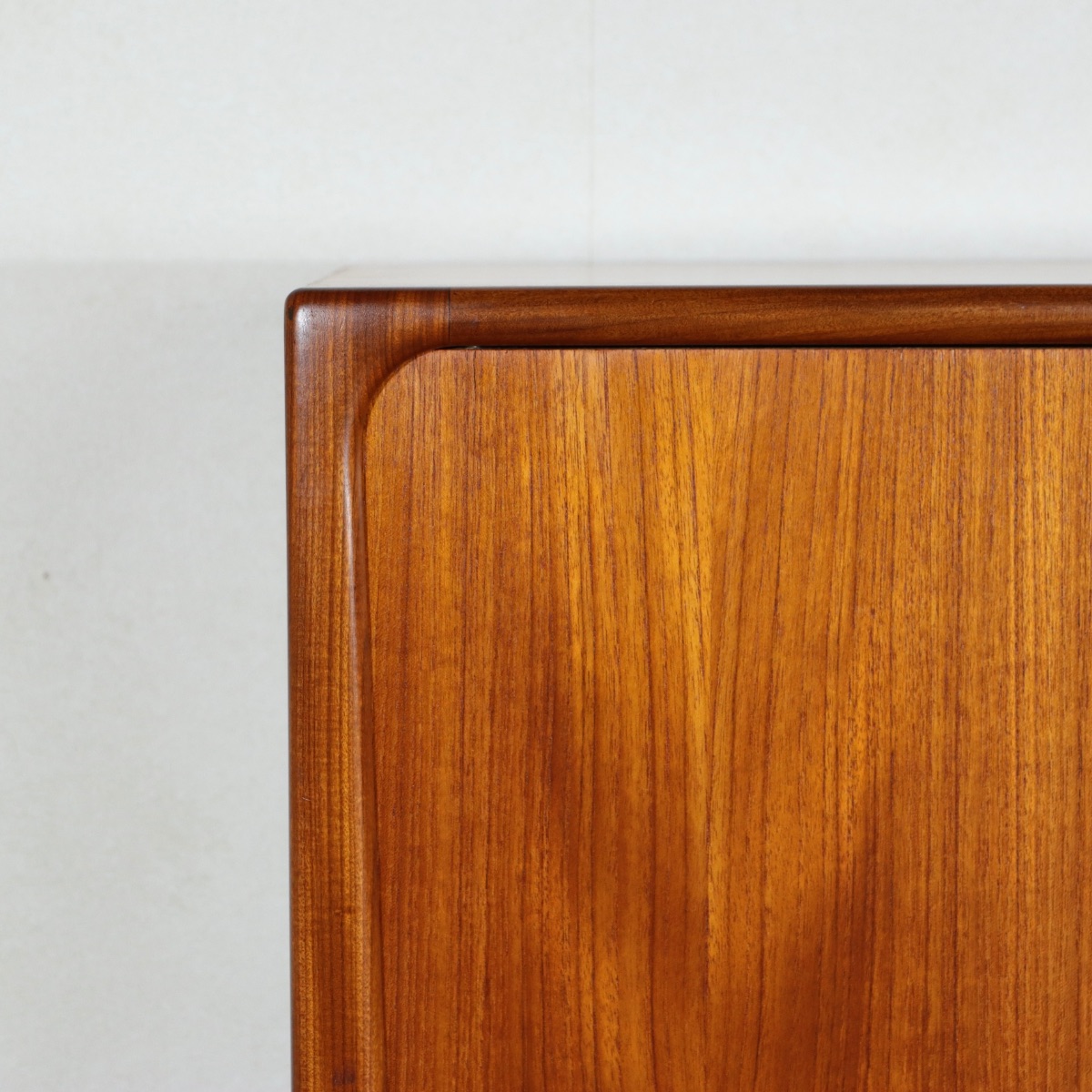 英国ヴィンテージのダイニングテーブル。チーク材の自然な艶が美しい北欧ヴィンテージ。静かに時を刻む上質な家具。