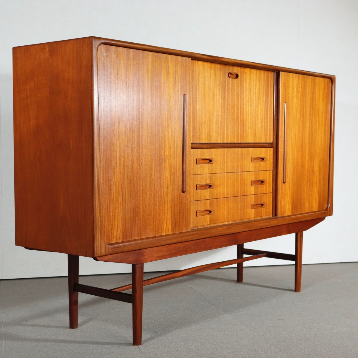 英国ヴィンテージのダイニングテーブル。チーク材の自然な艶が美しい北欧ヴィンテージ。静かに時を刻む上質な家具。