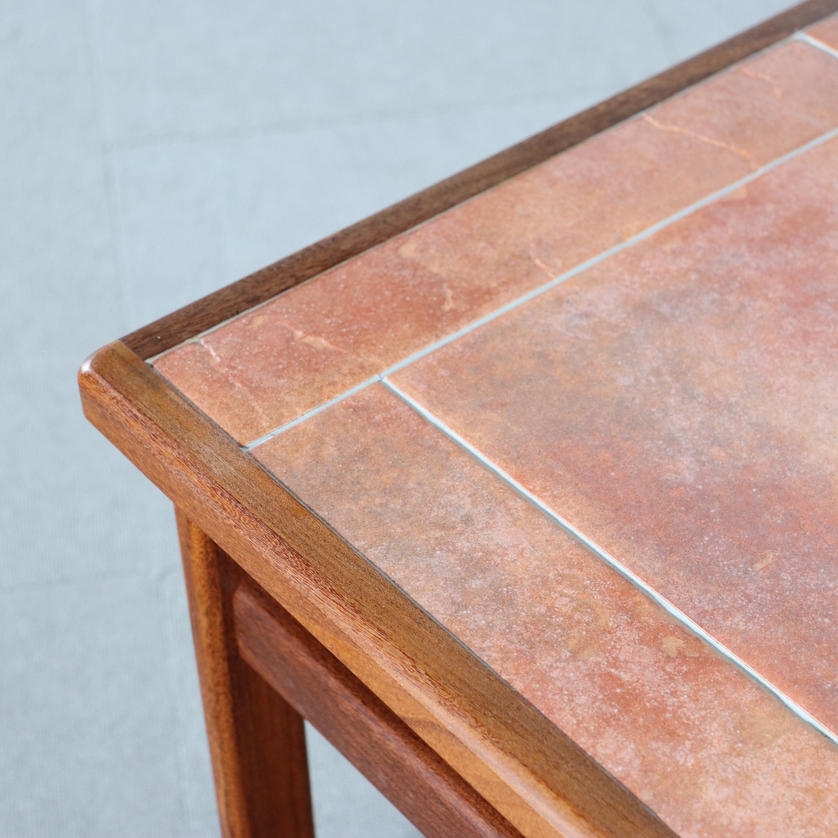 タイルトップコーヒーテーブル。洗練された印象のヴィンテージ家具。長く愛用できる上質さ。