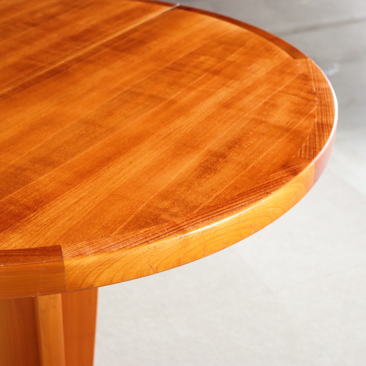 デンマーク製ダイニングテーブル。チーク材の深みある色調が美しいヴィンテージ。空間に映える一品。