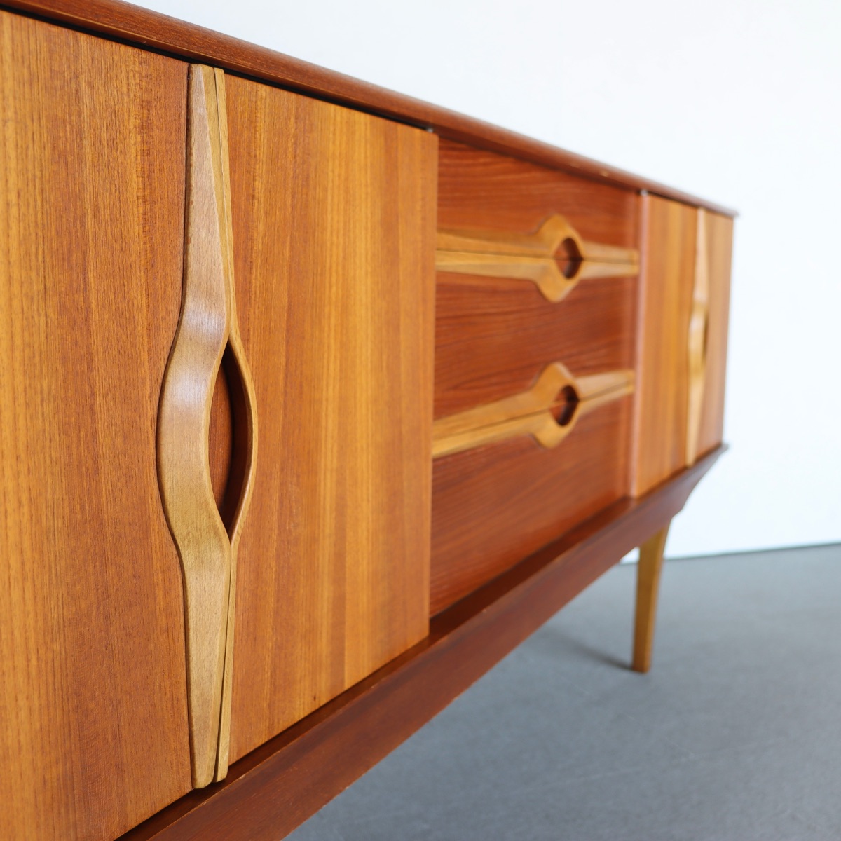 キキじゃない方】 ストーンヒルSTONEHILL製チーク材サイドボード 送料込み