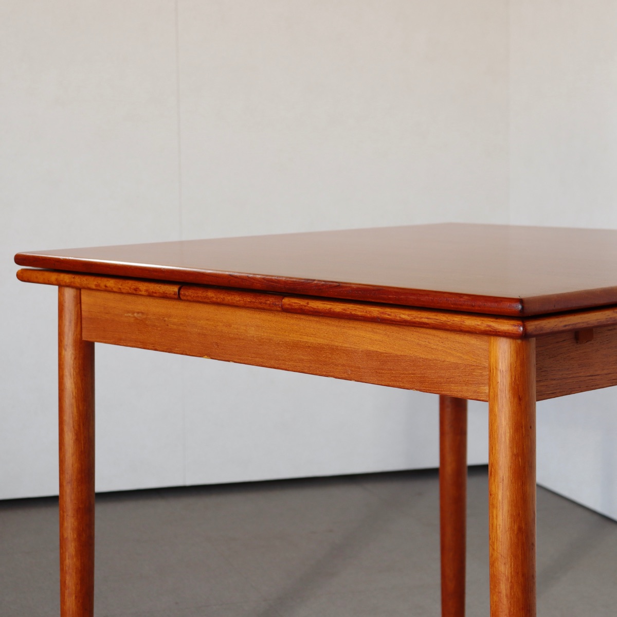 デンマーク製ダイニングテーブル。チーク材の自然な艶が印象的なヴィンテージ。高級感漂う佇まい。