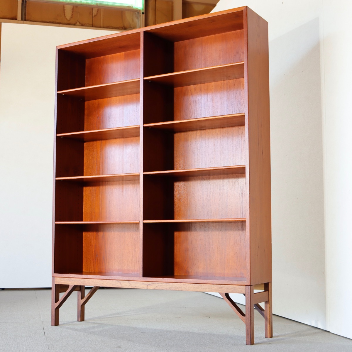 ボーエモーゲンセンブックケース。チーク材の木目が際立つヴィンテージ。所有する価値を感じる一品。