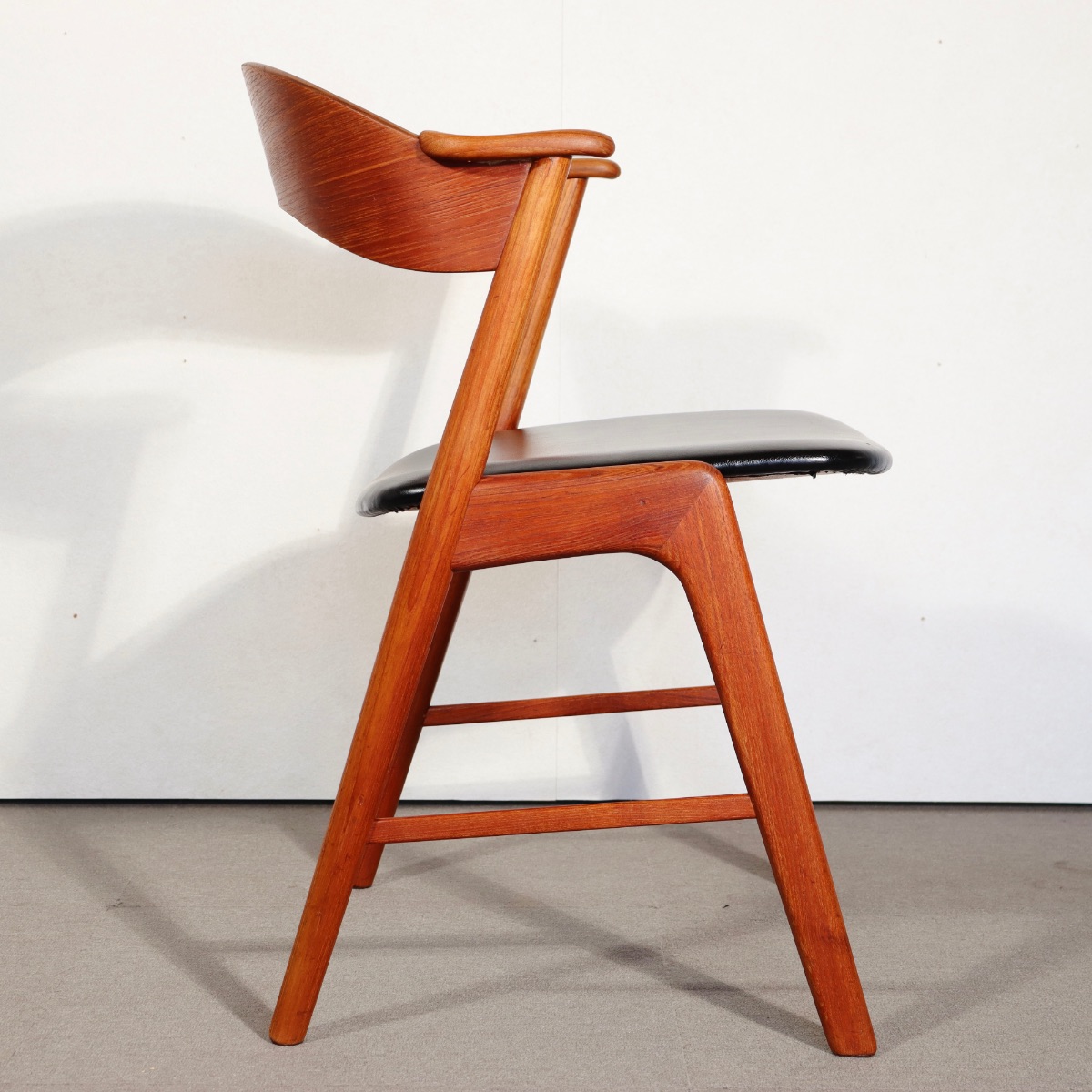 Korupダイニングチェア。上質な木目と高級感が魅力のヴィンテージ家具。存在感を放つ佇まい。