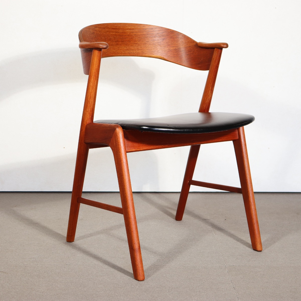 Korupダイニングチェア。上質な木目と高級感が魅力のヴィンテージ家具。存在感を放つ佇まい。